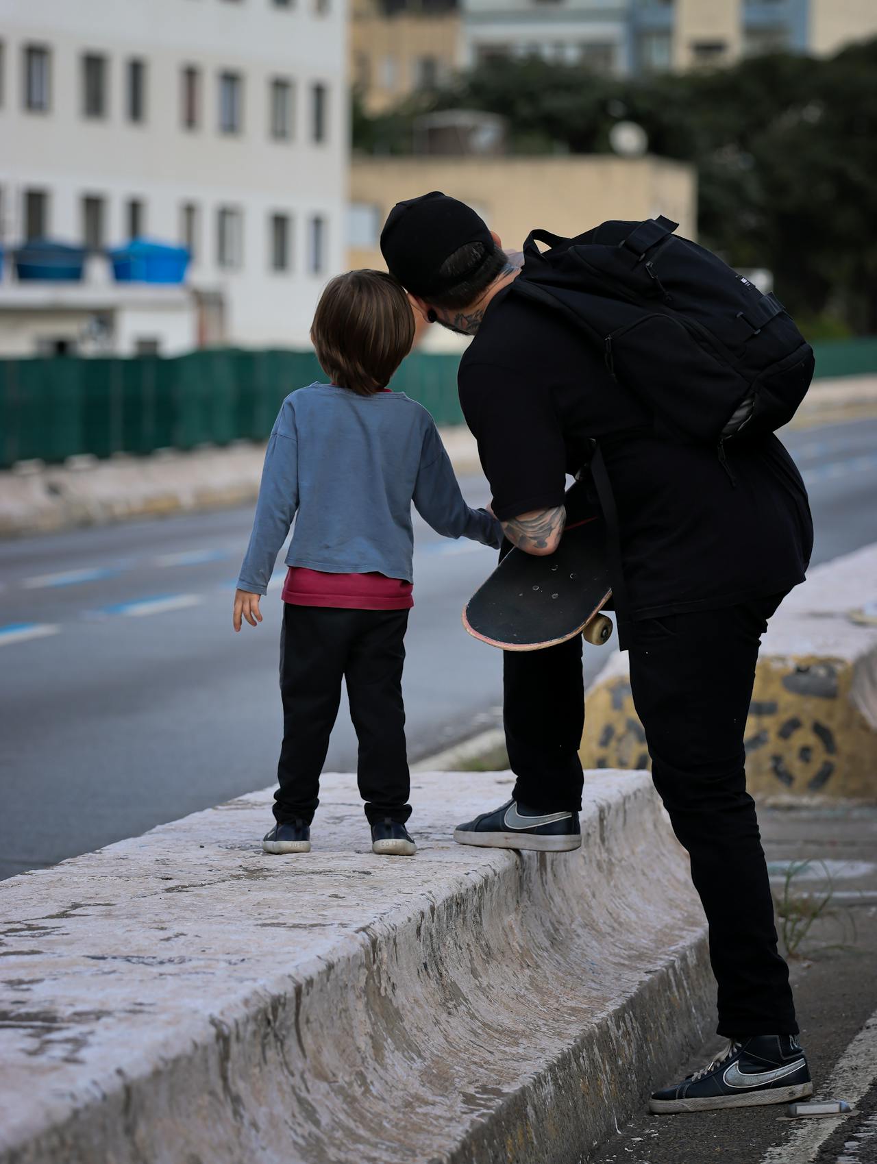 Betreuer begleitet Kind im Alltag